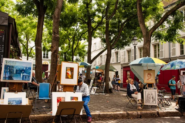 Paris, Fransa. Ağustos 2022. Paris 'teki Place du Tertre' deki ressamlar. Yüksek kalite fotoğraf
