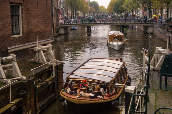 オランダのアムステルダム 2022年10月 アムステルダムのSt Olofsteegにある古いロックと運河のボート 高品質の写真 — ストック写真