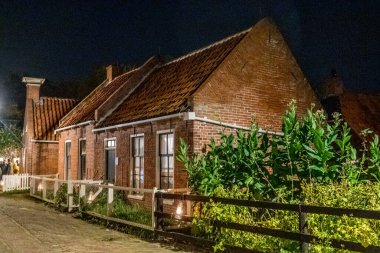 Enkhuizen, Hollanda. Ekim 2022. Enkhuizen 'deki eski balıkçıların kulübelerinin akşam fotoğrafları. Yüksek kalite fotoğraf