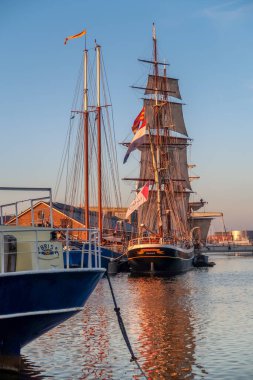 Den Helder, Hollanda. Kasım 2022. Den Helder limanında tarihi gemiler. Yüksek kalite fotoğraf