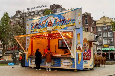Amsterdam, Hollanda. Kasım 2022. Tipik bir Hollanda hamur işi standı. Yüksek kalite fotoğraf