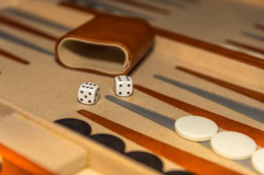 Den Helder, Hollanda. Kasım 2022. Geleneksel tavla tahtası oyunu. Yüksek kalite fotoğraf