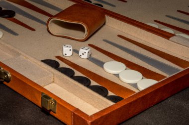 Den Helder, Hollanda. Kasım 2022. Geleneksel tavla tahtası oyunu. Yüksek kalite fotoğraf