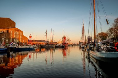 Den Helder, Hollanda. Kasım 2022. Den Helder 'deki eski tersanede tarihi gemiler. Yüksek kalite fotoğraf