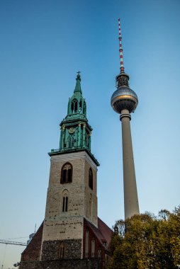 Berlin, Almanya. Kasım 2022. Berlin 'deki Fernsehturm ve St. Marienkirche. Yüksek kalite fotoğraf