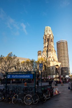 Berlin, Almanya. Kasım 2022. Berlin 'deki Kayzer Wilhelm Gedachtniskirche. Yüksek kalite fotoğraf