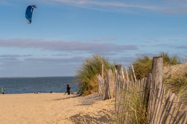 Texel, Hollanda. Ekim 2022. Texel sahilindeki uçurtmacılar. Yüksek kalite fotoğraf