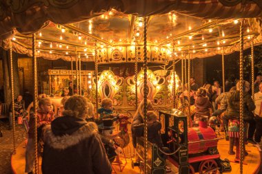 Enkhuizen, Hollanda. Ekim 2022. Enkhuizen 'deki bir panayırda çocuklarla dolu eski moda bir atlıkarınca. Yüksek kalite fotoğraf