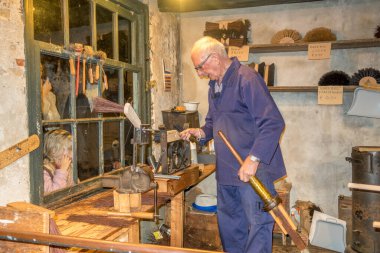 Enkhuizen, Hollanda. Ekim 2022. Enkhuizen 'de eski moda bir süpürge üreticisi. Yüksek kalite fotoğraf