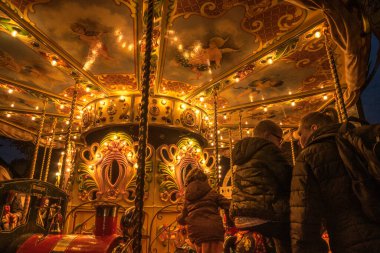 Enkhuizen, Hollanda. Ekim 2022. Enkhuizen 'deki bir panayırda çocuklarla dolu eski moda bir atlıkarınca. Yüksek kalite fotoğraf