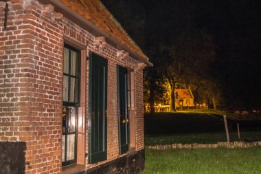 Enkhuizen, Hollanda. Ekim 2022. Enkhuizen 'deki eski balıkçı kulübelerinin akşam fotoğrafları. Yüksek kalite fotoğraf