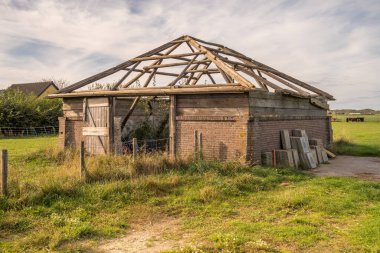 Texel, Hollanda. Ekim 2022. Texel 'de eski, yarı çökmüş bir ahır. Yüksek kalite fotoğraf