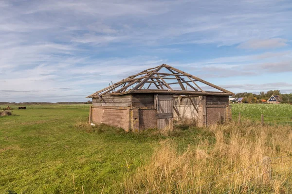 Texel, Hollanda. Ekim 2022. Texel 'de eski, yarı çökmüş bir ahır. Yüksek kalite fotoğraf