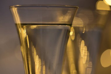 Den Helder, Hollanda. Aralık 2022. Goloden arka planda bir bardak şampanya. Yüksek kalite fotoğraf