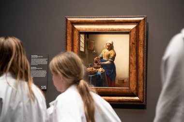 Amsterdam, Hollanda. Aralık 2022. Ziyaretçiler Rijksmuseum 'daki Vermeer' in Sütçü Kızı 'na hayran. Yüksek kalite fotoğraf