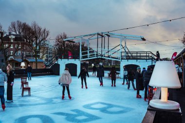 Amsterdam, Hollanda. Aralık 2022. Amsterdam 'daki Museumplein' daki buz pateni pistinde. Yüksek kalite fotoğraf