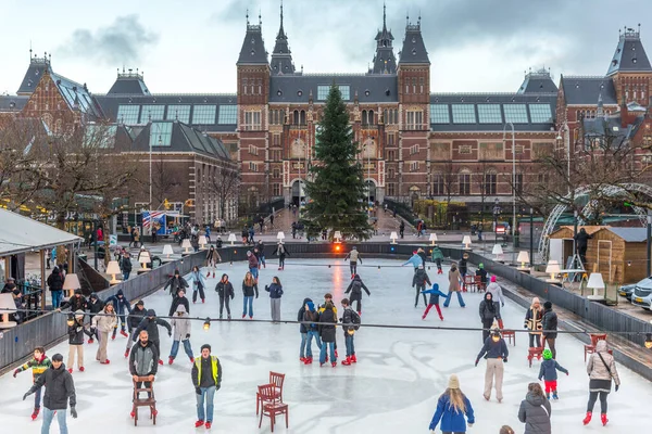 Amsterdam, Hollanda. Aralık 2022. Amsterdam 'daki Museumplein' daki buz pateni pistinde. Yüksek kalite fotoğraf