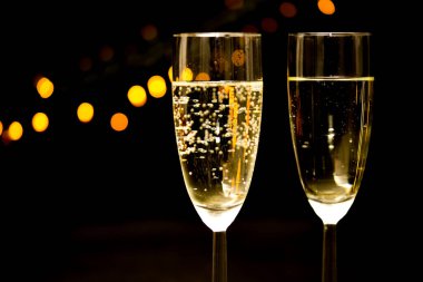 Den Helder, Hollanda. Aralık 2022. Goloden arka planda bir bardak şampanya. Yüksek kalite fotoğraf