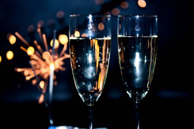 Den Helder, Hollanda. Aralık 2022. Goloden arka planda bir bardak şampanya. Yüksek kalite fotoğraf