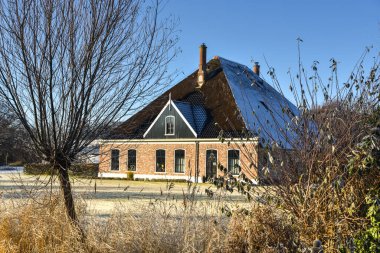 Den Helder, Hollanda. Aralık 2022. Kış manzarasında Hollanda çiftlik evi. Yüksek kalite fotoğraf