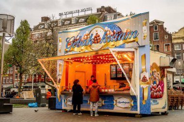 Amsterdam, Hollanda. Kasım 2022. Tipik bir Hollanda hamur işi standı. Yüksek kalite fotoğraf