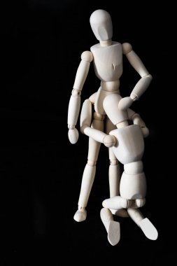 Den Helder, Hollanda. Ocak 2023. Siyah arka planda izole edilmiş seks pozu veren tahta mankenler. Yüksek kalite fotoğraf