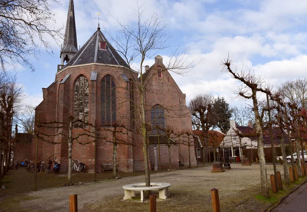 オランダのウォーターランドで小川 2023年2月 オランダのウォーターランドにあるブルックの教会 高品質の写真 — ストック写真
