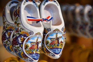 Broek, Hollanda, Waterland 'da. Şubat 2023. Hollanda 'dan bir hatıra olarak renkli takunyalar. Yüksek kalite fotoğraf