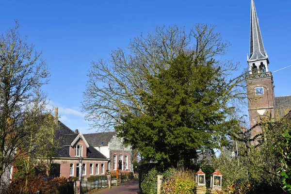 オランダのウォーターランドで小川 2023年2月 オランダのウォーターランドにあるブルックにある木造のファサードと古い家 高品質の写真 — ストック写真