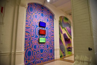 Amsterdam, Hollanda 'da. Şubat 2023. Amsterdam 'daki Stedelijk Müzesi' ndeki farklı soyut nesneler. Yüksek kalite fotoğraf