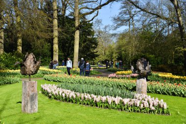 Lisse, Hollanda 'dan. Nisan 2023. Hollanda 'da büyük bir bahar bahçesi olan Keukenhof' u ziyaret edenler. Yüksek kalite fotoğraf