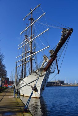 Den Helder, Hollanda. Nisan 2023. Eski bir yelkenlinin yayı ve yayı. Yüksek kalite fotoğraf