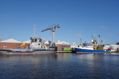 Den Helder, Hollanda. Nisan 2023. Den Helder Limanı 'nda römorkör ve petrol platformu. Yüksek kalite fotoğraf