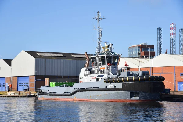 Den Helder 荷兰2023年4月登海尔德港的一艘拖轮和一个石油钻机 高质量的照片 — 图库照片