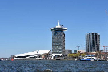 Amsterdam, Hollanda. Nisan 2023. IJ nehri, Göz Müzesi ve teknesi. Yüksek kalite fotoğraf