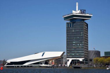 Amsterdam, Hollanda. Nisan 2023. IJ nehri, Göz Müzesi ve teknesi. Yüksek kalite fotoğraf