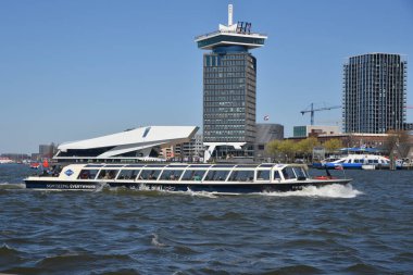 Amsterdam, Hollanda. Nisan 2023. IJ nehri, Göz Müzesi ve teknesi. Yüksek kalite fotoğraf