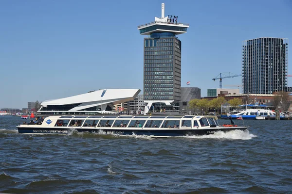 Amsterdam, Hollanda. Nisan 2023. IJ nehri, Göz Müzesi ve teknesi. Yüksek kalite fotoğraf
