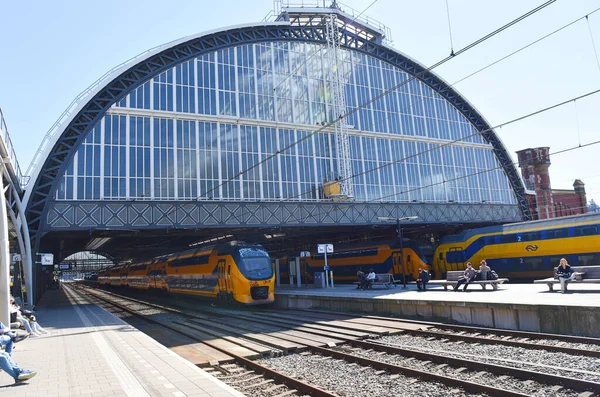 Amsterdam Nederländerna Maj 2023 Ett Tåg Anländer Till Amsterdams Centralstation — Stockfoto
