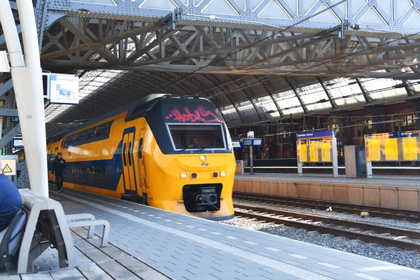 Amsterdam Nederländerna Maj 2023 Ett Tåg Anländer Till Amsterdams Centralstation — Stockfoto