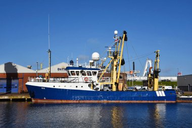 Den Helder, Hollanda. Nisan 2023. Den Helder limanında bir balıkçı teknesi. Yüksek kalite fotoğraf