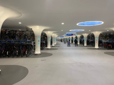 Amsterdam, Hollanda. Nisan 2023. Amsterdam 'daki Merkez İstasyonu' nda bisiklet için yer altı otoparkı. Yüksek kalite fotoğraf