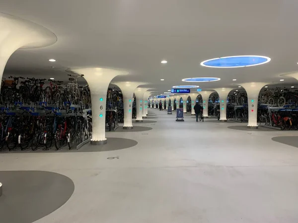 Amsterdam, Hollanda. Nisan 2023. Amsterdam 'daki Merkez İstasyonu' nda bisiklet için yer altı otoparkı. Yüksek kalite fotoğraf