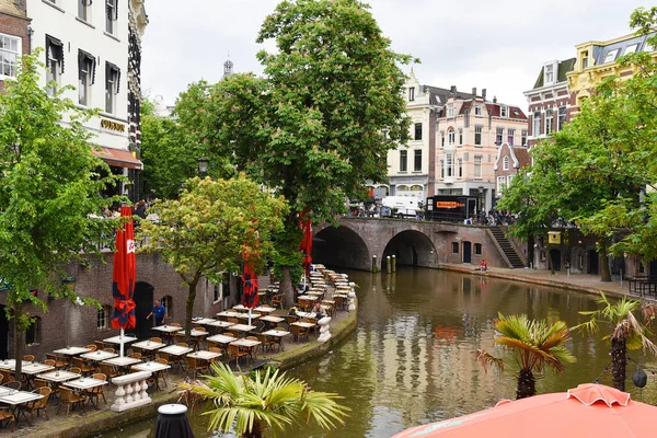 Utrecht, Hollanda. Mayıs 2023. Utrecht 'in merkezindeki kanallar ve rıhtım mahzenleri. Yüksek kalite fotoğraf