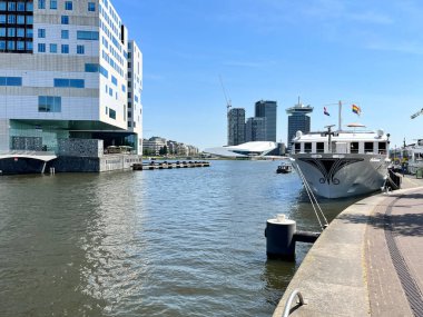 Amsterdam, Hollanda. 17 Haziran 2023. Bir nehir teknesi ve Amsterdam 'daki IJdock' un modern mimarisi. Yüksek kalite fotoğraf