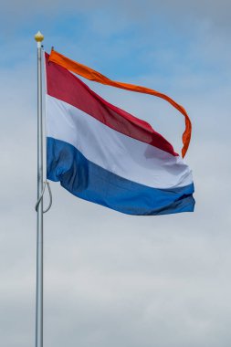 Den Helder, Hollanda. 31 Mayıs 2023. Turuncu pankartıyla Hollanda bayrağı dalgalandırıyor. Yüksek kalite fotoğraf