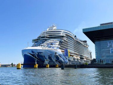 Amsterdam, Hollanda. 24 Haziran 2023. Yolcu Terminali Amsterdam 'daki rıhtımda lüks yolcu gemileri. Yüksek kalite fotoğraf