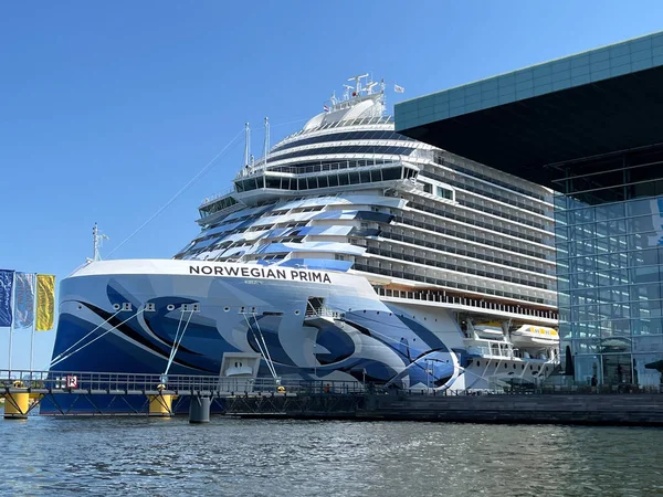 Amsterdam, Hollanda. 24 Haziran 2023. Yolcu Terminali Amsterdam 'daki rıhtımda lüks yolcu gemileri. Yüksek kalite fotoğraf
