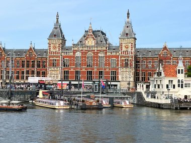 Amsterdam, Hollanda. 24 Haziran 2023. Amsterdam merkez istasyonu ve Prins Hendrikkade 'deki kanal botları. Yüksek kalite fotoğraf