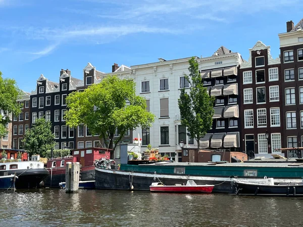 Amsterdam Hollanda Haziran 2023 Amstel Nehri Boyunca Yüzen Evler Yüksek — Stok fotoğraf